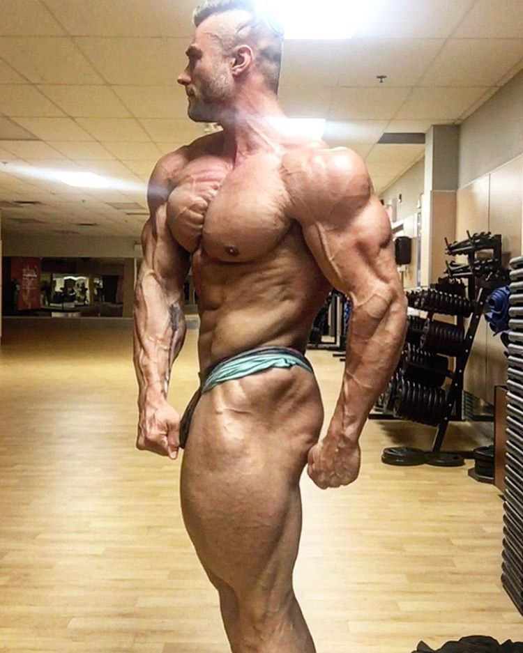 Chris Bumstead on X: Bulking season vs cutting season, which one