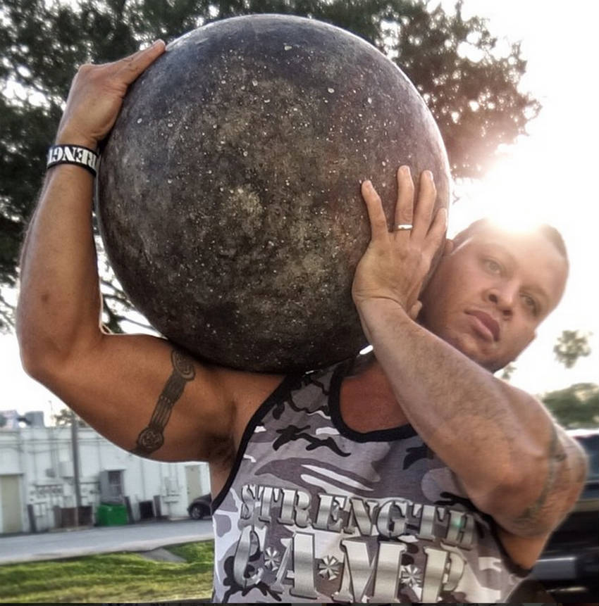 elliot hulse carrying stone ball on his shoulder