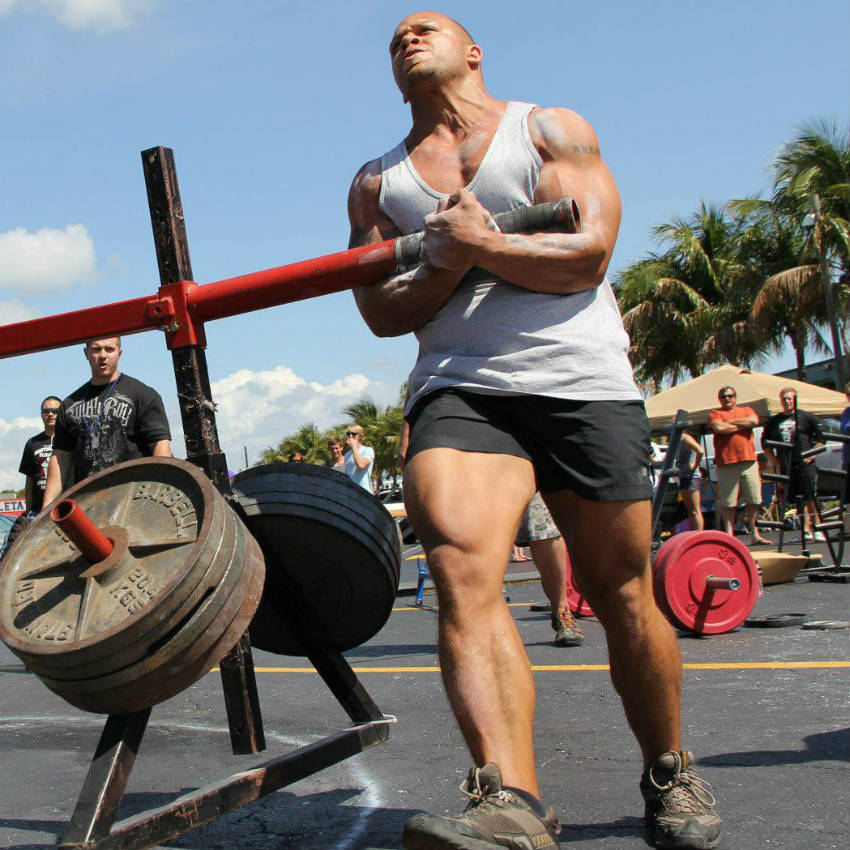 elliott hulse lifting at a strongman event