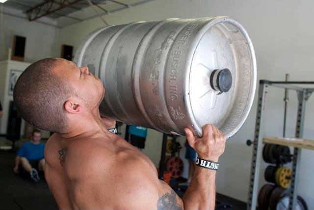 elliott hulse lifting barrell above his head