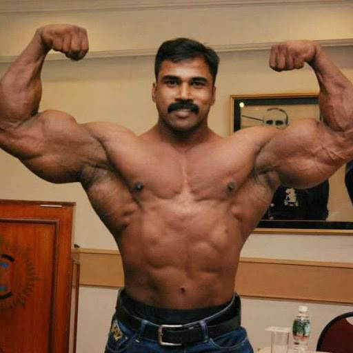 murli kumar flexing biceps