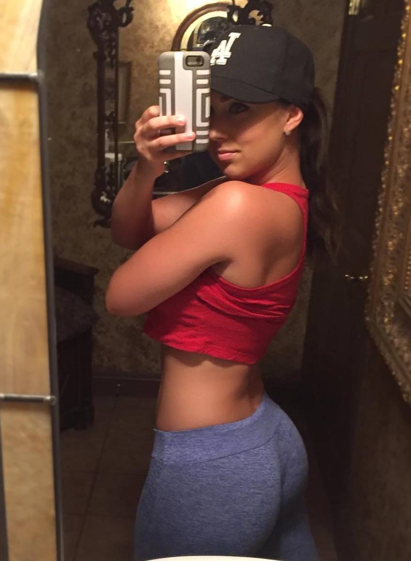 savannah rose neveux glutes selfie