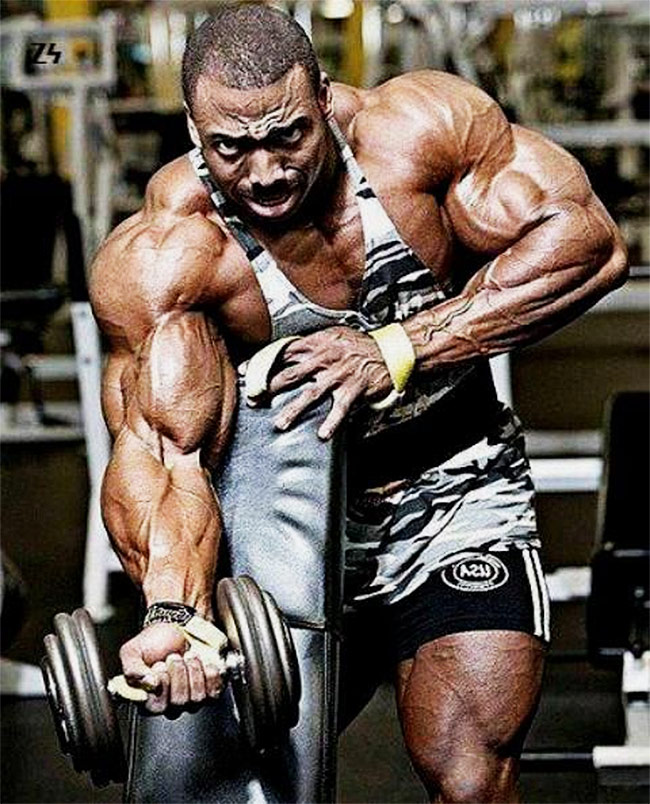 Cedric-McMillan-training-his-arms-in-the-gym