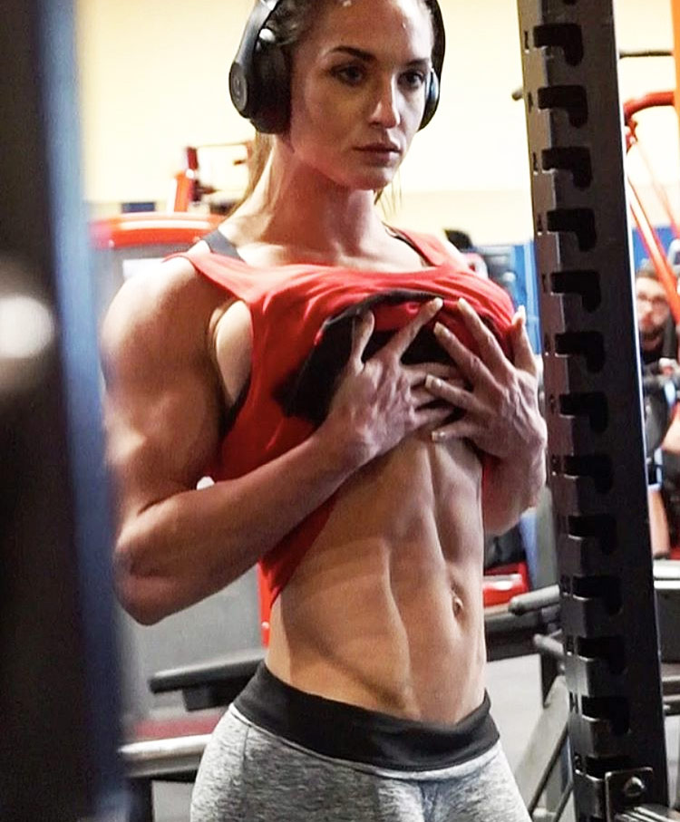 Emeri Connery displaying her shredded abs in the gym during a training session and photoshoot.