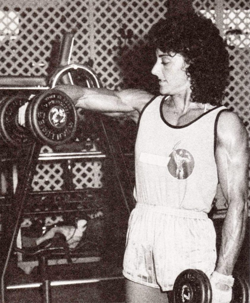 a picture of Laura Combes lifting weights.