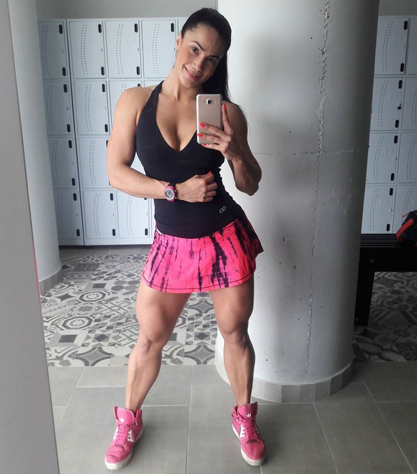 Luz Elena Echeverria Molina taking a selfi in the gym showing her large leg muscles and rounded shoulders 