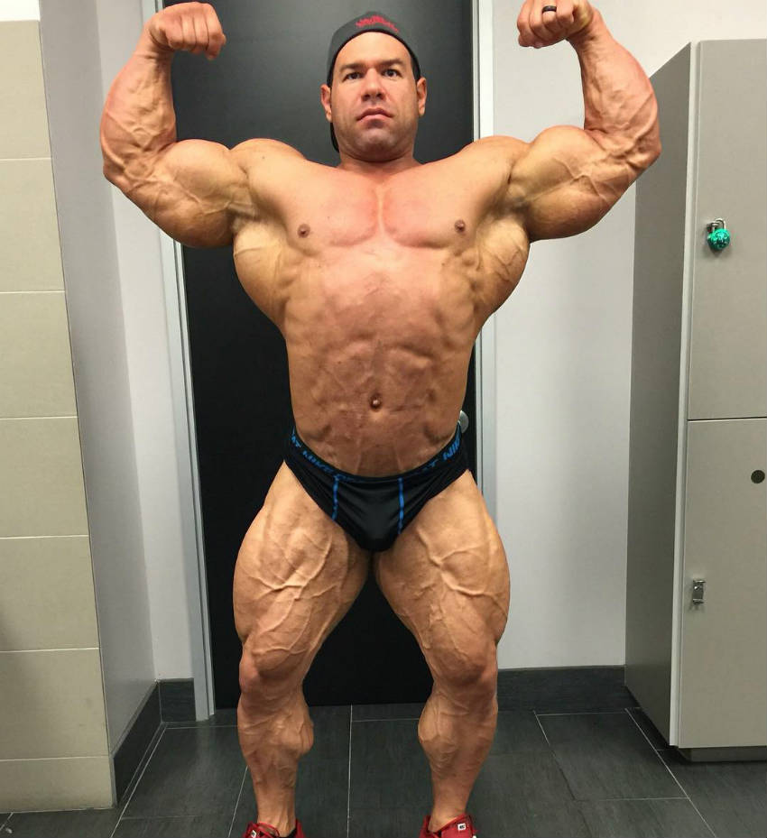 Steve Kuclo full body posing while cutting for a competition