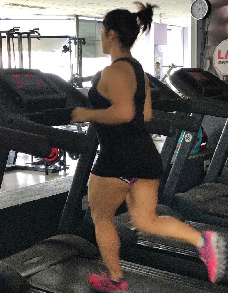 Flavia Baraky Tavares running on a treadmill machine