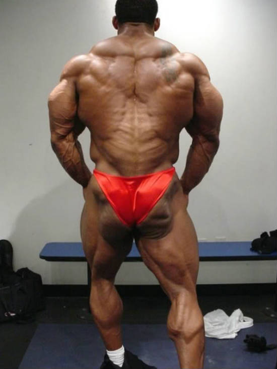 uincy taylor showing him his back muscles in red trunks
