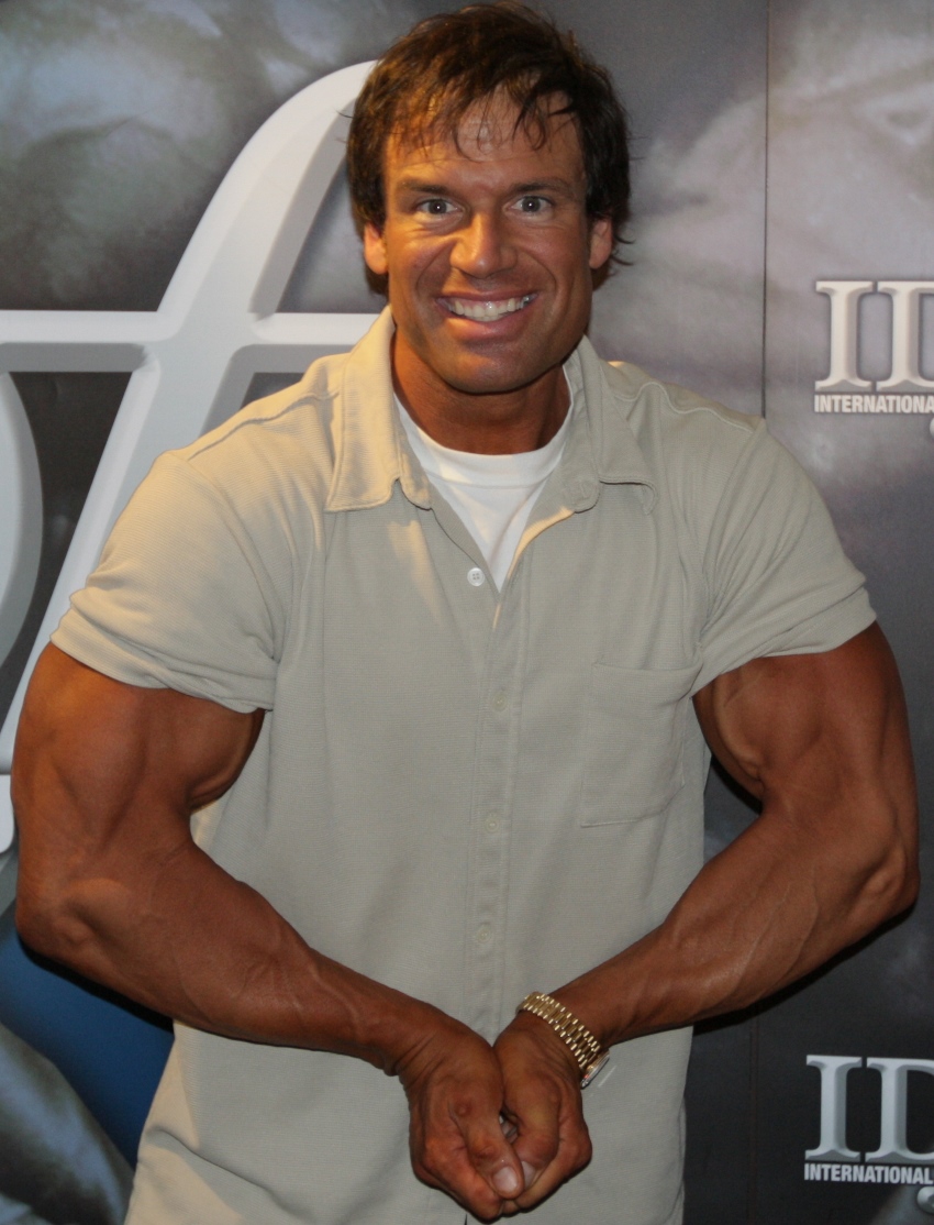 Profile picture of Rob Deluca, where he shows his arms in a most muscular pose while being in a t-shirt