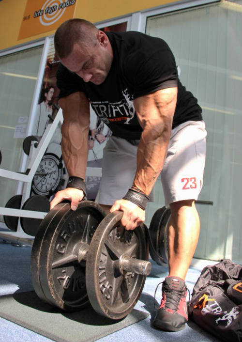 tomas kaspar bent over holding weight plates