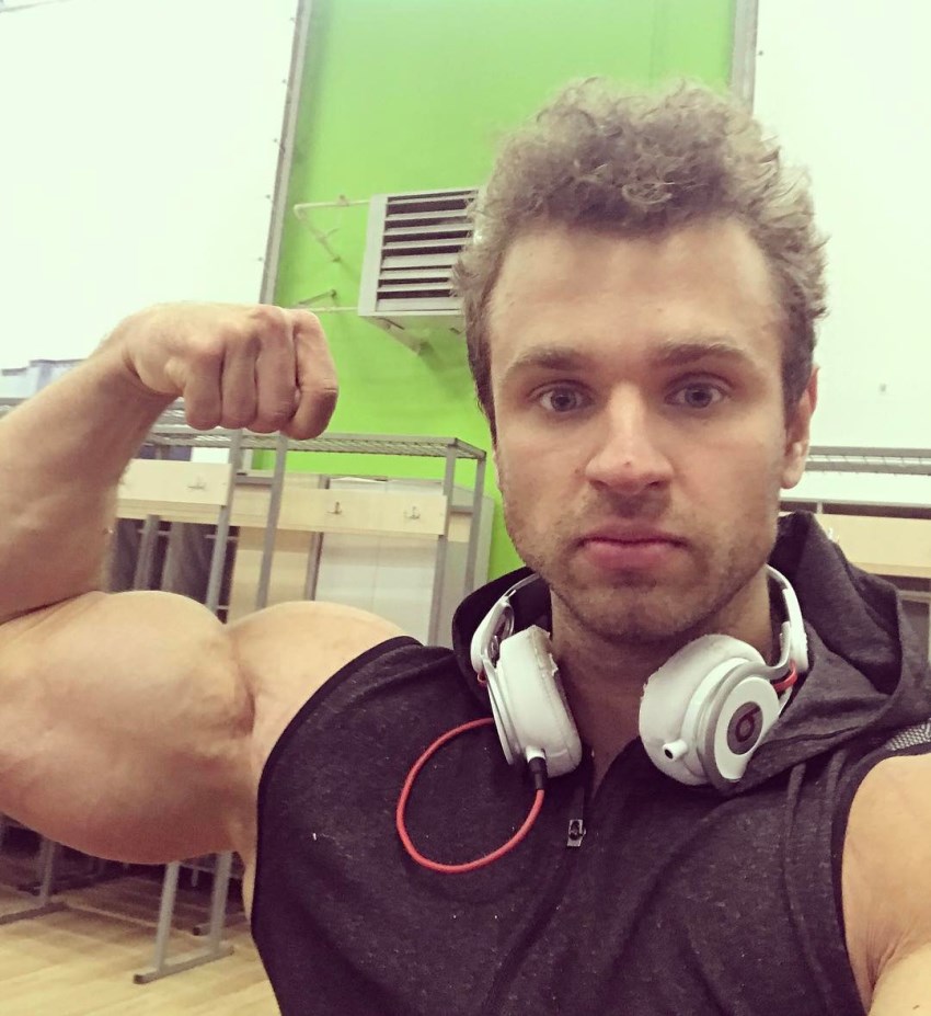 Vlad Lapshin flexing his biceps for a selfie