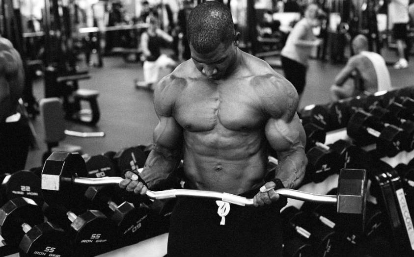 Xavisus Gayden lifting a barbell