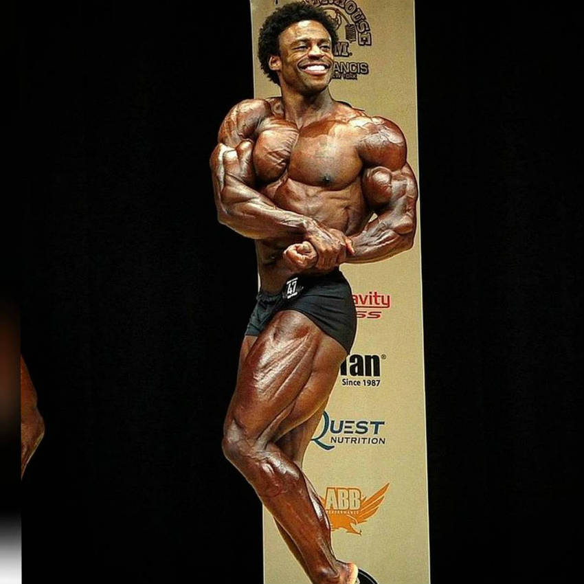 Breon Ansley tensing his bicep and tricep at the 2017 New York Pro