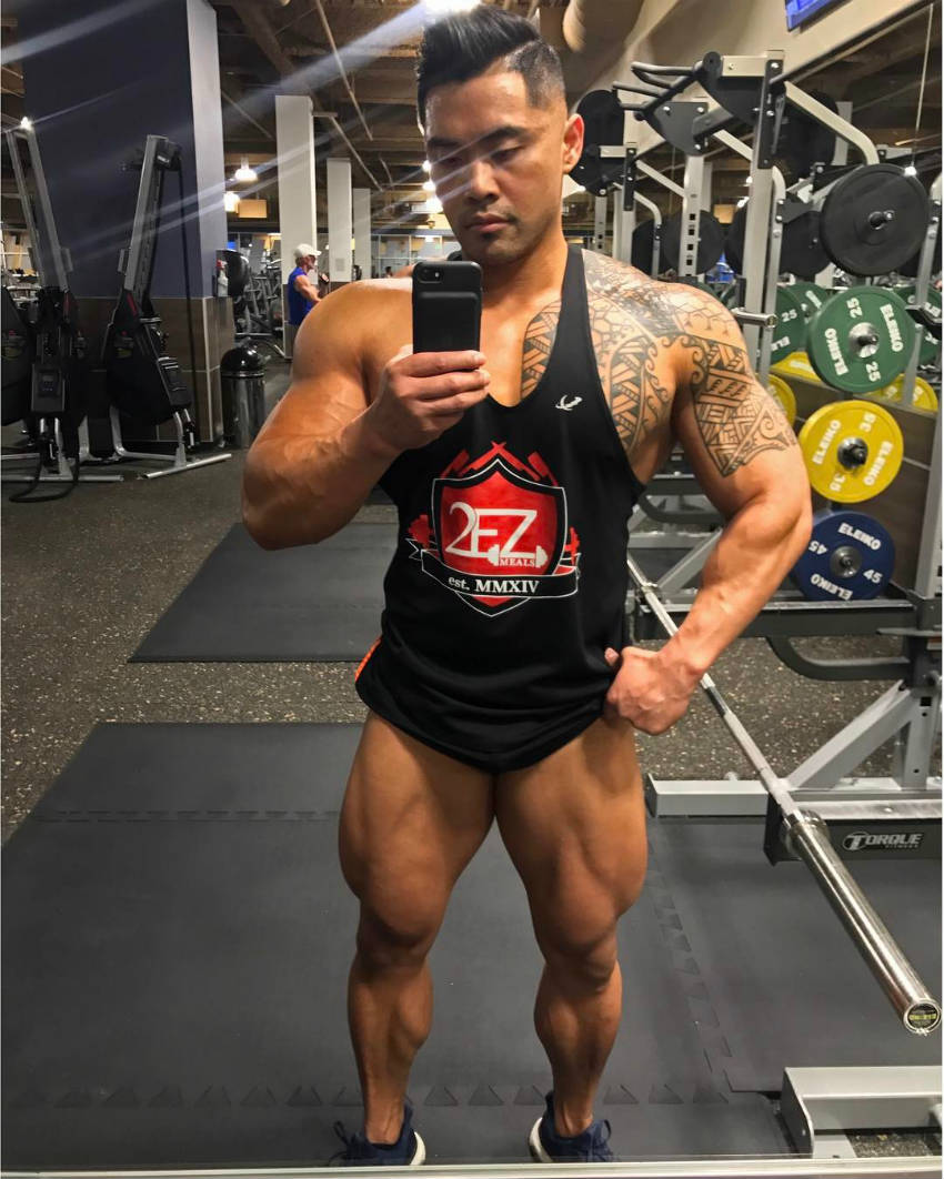 Jake Alvarez showing his well-built quads in the gym 