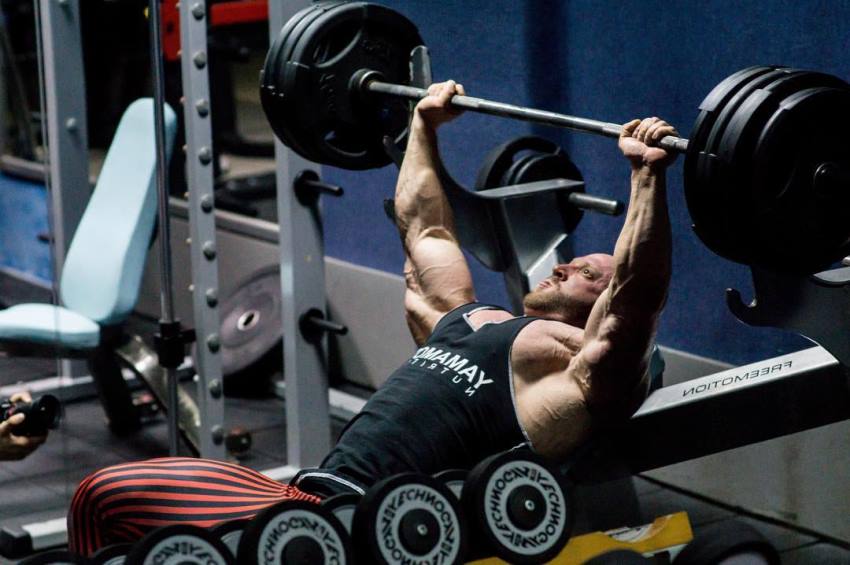 Petar Klancir doing heavy bench press, his arms looking huge and ripped