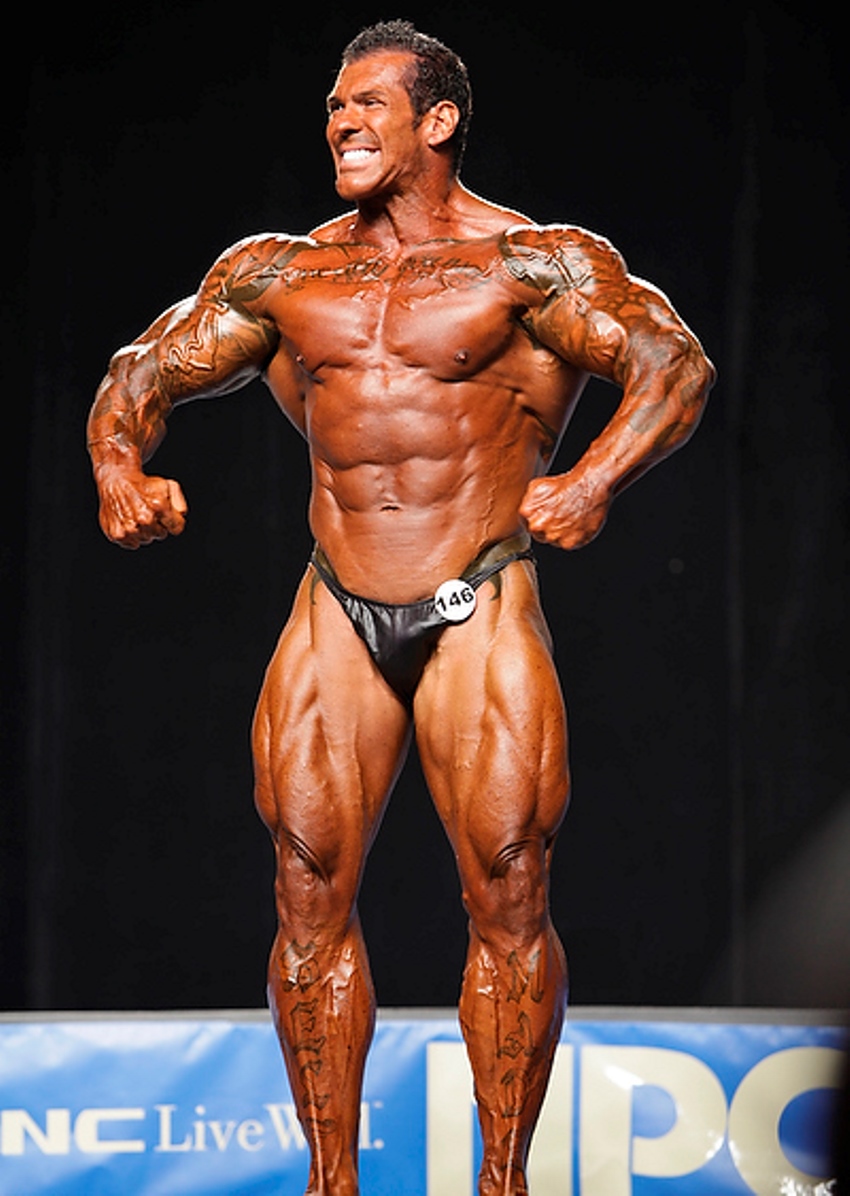 Rich Piana on the stage in 2010, showing his massive and impressive physiques to the judges