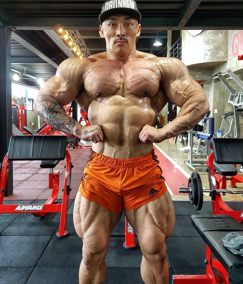 Nam Eun Cho spreading his lats in the gym, looking fit and big