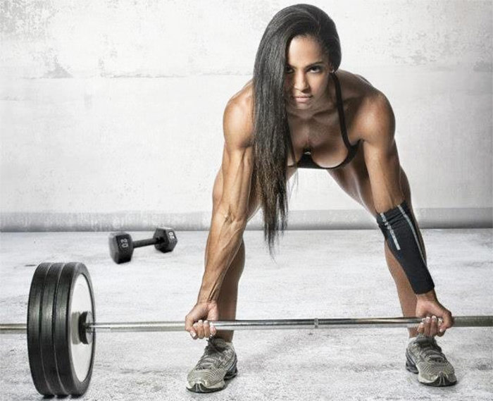 Denise Rodrigues deadlifting in sportswear