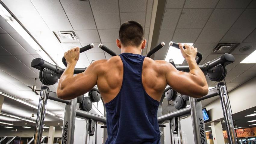 FaZe Censor doing pull ups in the gym, his back and arms looking ripped and muscular