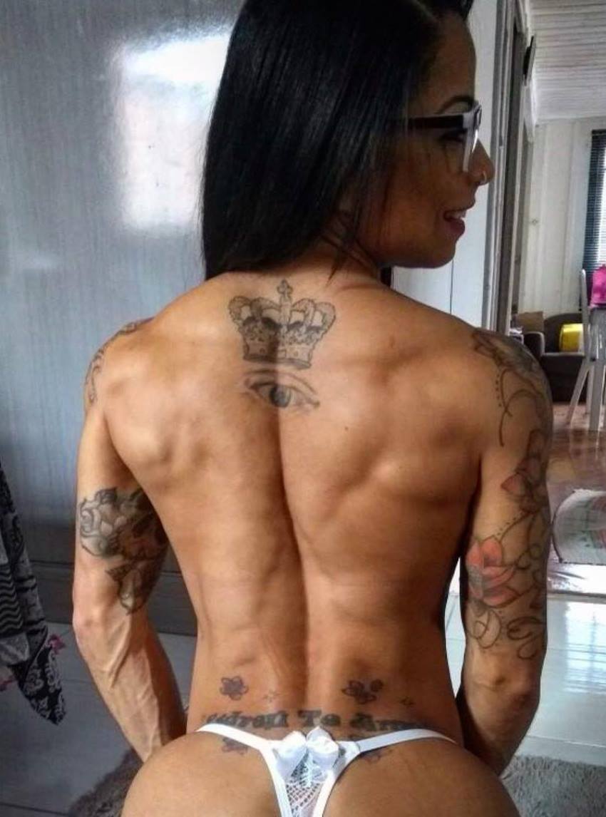 Elah Bittencourt showing her ripped back