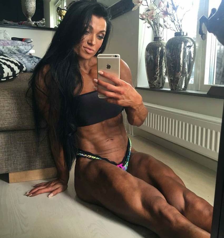 Mariana Mayakonda taking a selfie of her ripped body sitting down on the floor