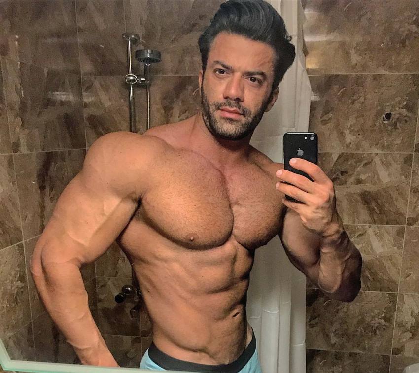 Mohammad Kashanaki taking a selfie of his aesthetic and muscular physique