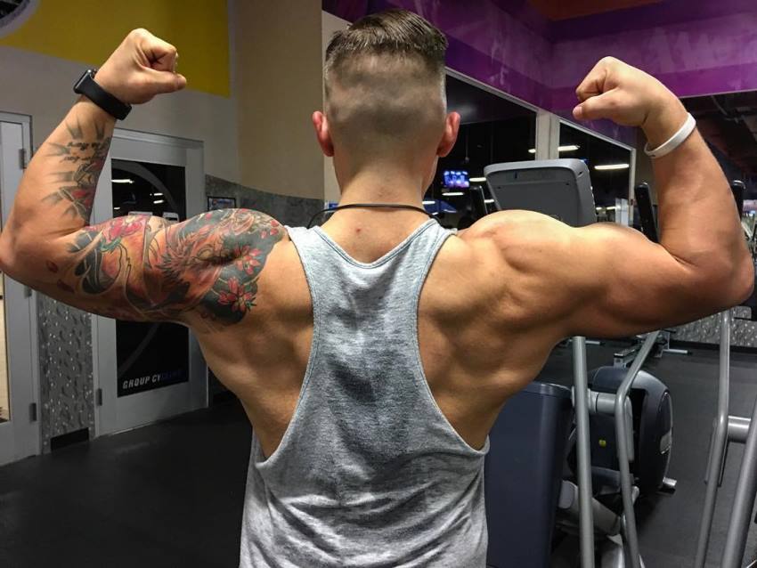 ObesetoBeast doing a back double biceps flex