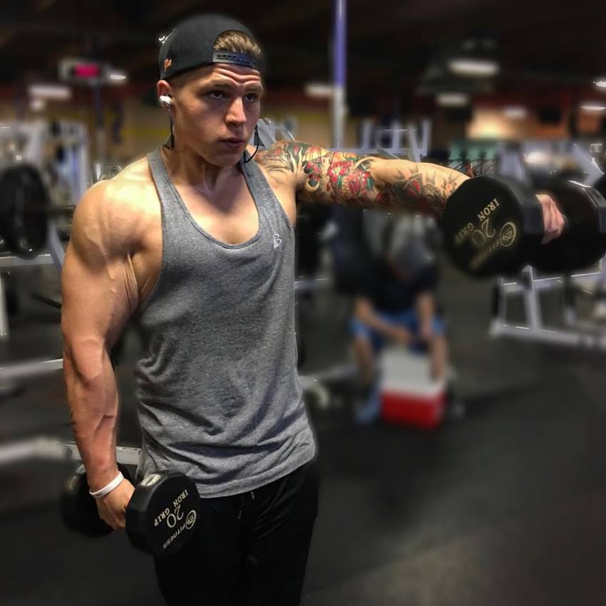ObesetoBeast training shoulders in the gym