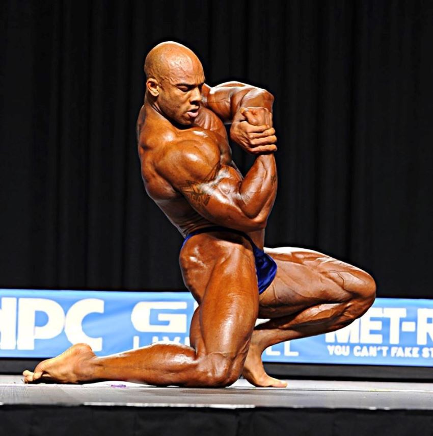 Sergio Oliva Jr performing poses on the stage