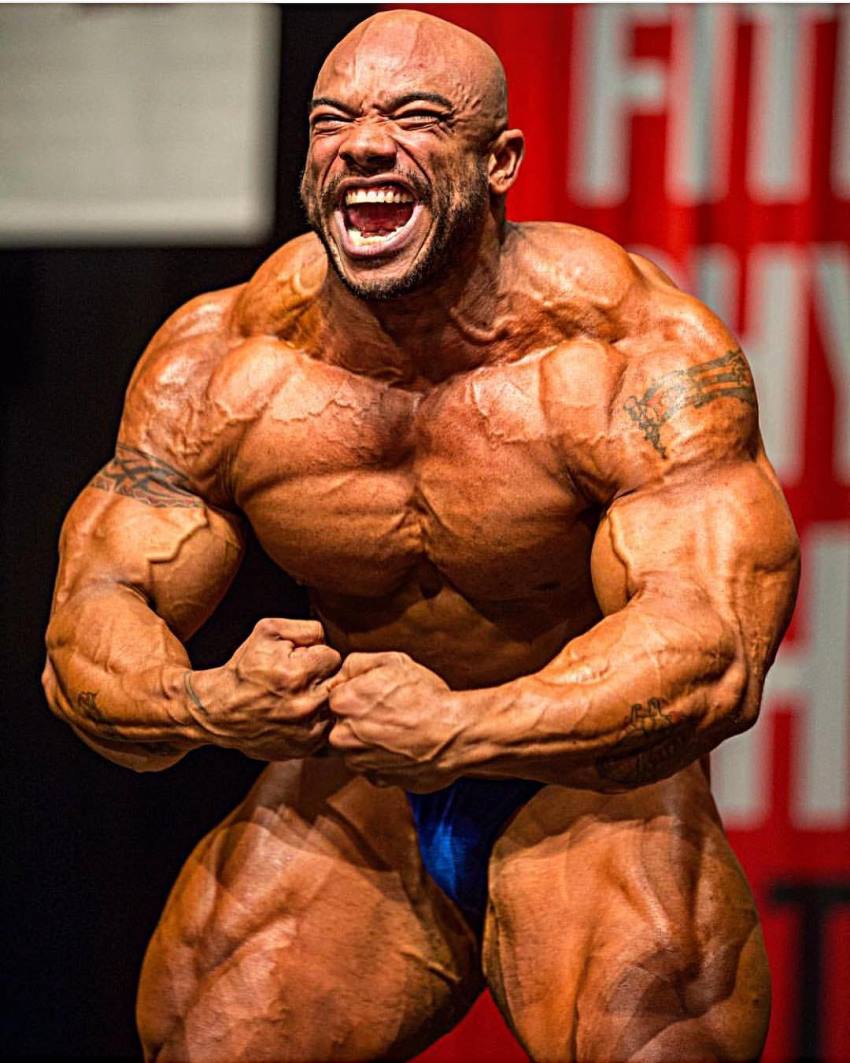 Sergio Oliva Jr in a most muscular pose on the stage