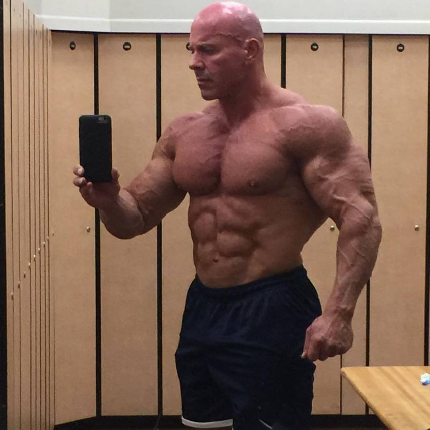 Stan Efferding taking a selfie of his massive and ripped physique