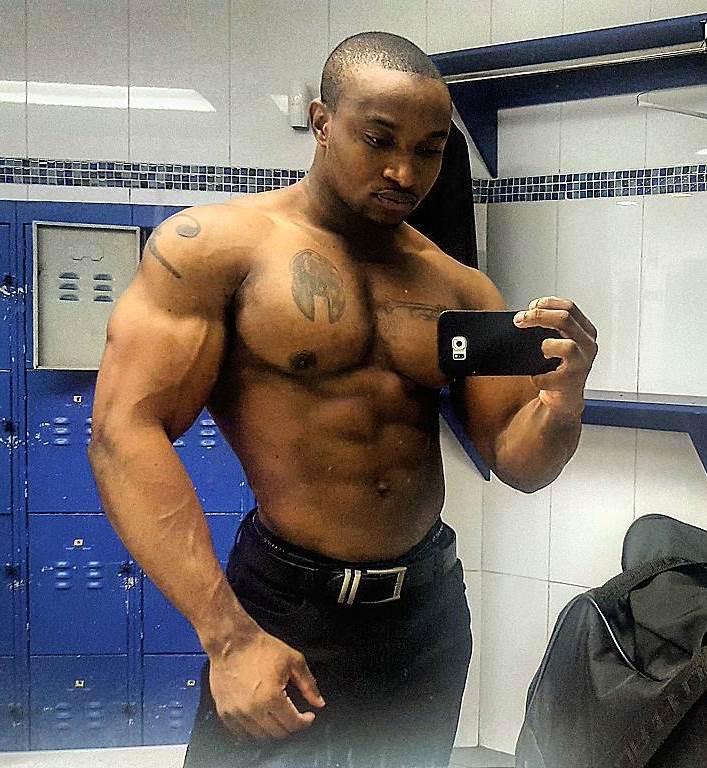 Antonio Mitchell taking a selfie of his ripped physique