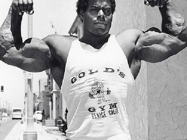 Bill Pettis flexing his huge arms.