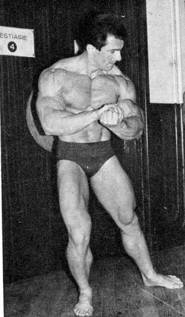 Bob Gajda on the stage in a most muscular pose