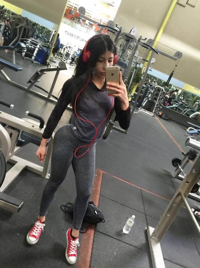 Jennifer Sue taking a selfie while in the gym