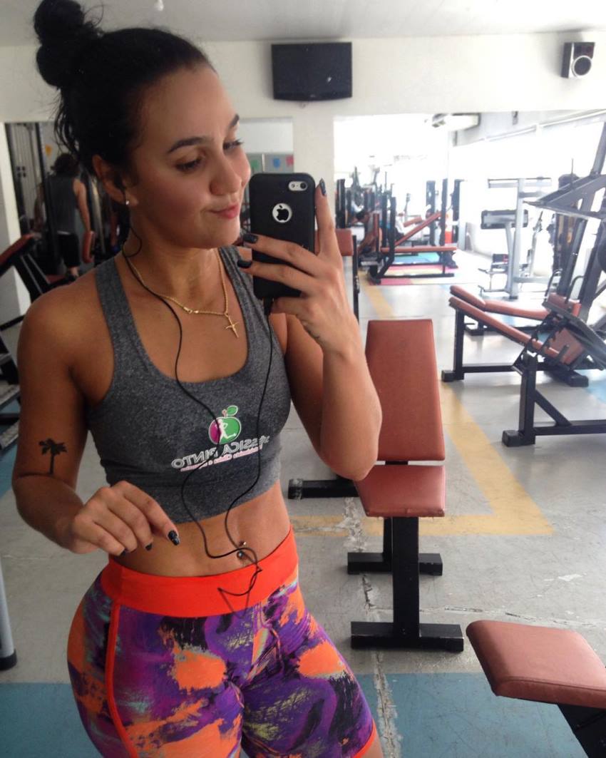 Lorrane Ottoni taking a selfie in the gym