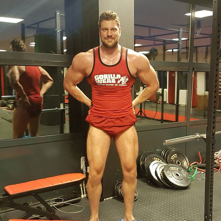 Olivier Richters showing off his leg muscles in the gym.