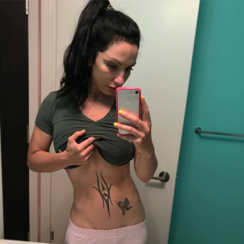 Sarah Van Dusen flexing her abs for a selfie