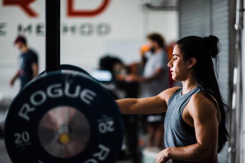 Stefanie Cohen preparing to do a heavy lift in a powerlifting gym