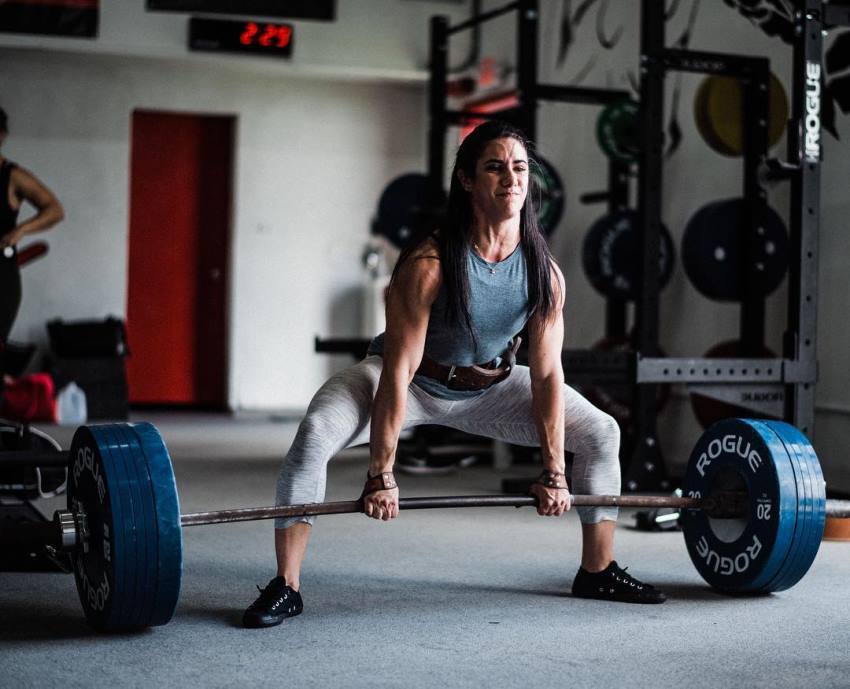 Stefanie Cohen doing heavy deadlifts