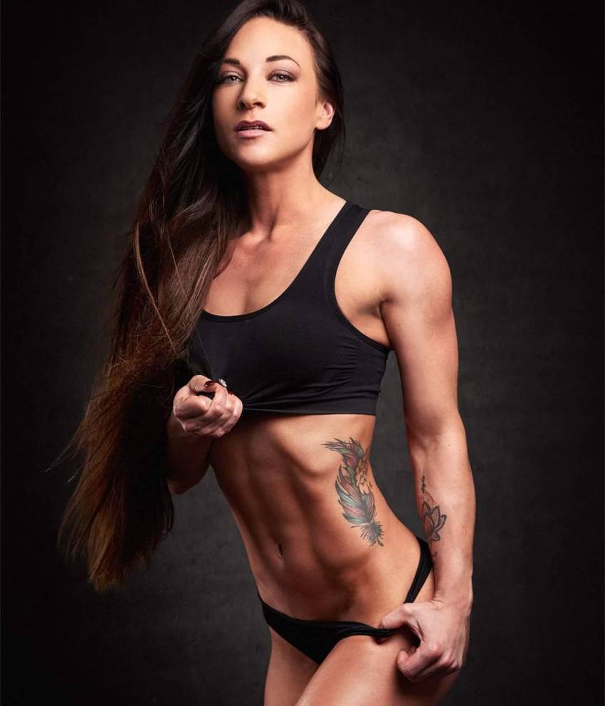 Anna Delyla flexing her abs for the photoshoot