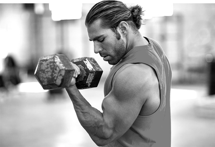 Craig Capurso performing bicep curls.