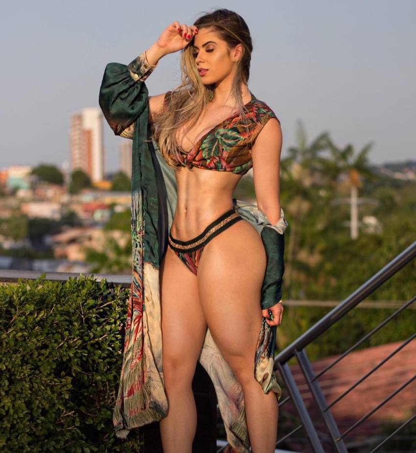 Mariana Castilho posing outdoors, looking curvy and fit