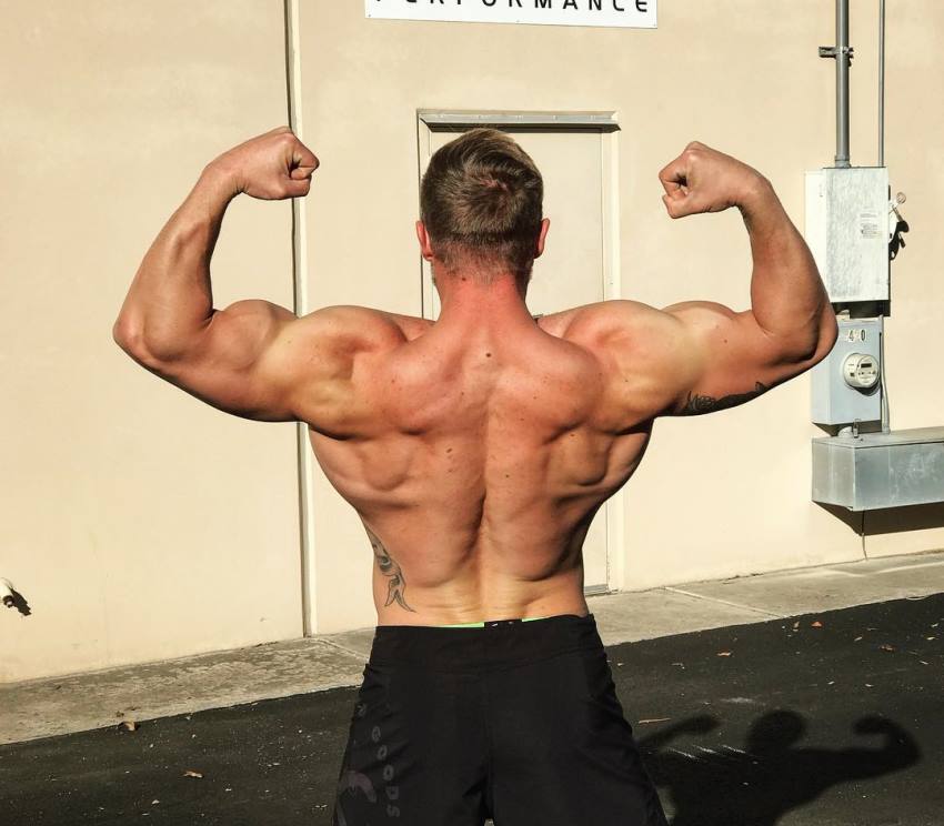 Nick Bare flexing his back muscles looking ripped and big