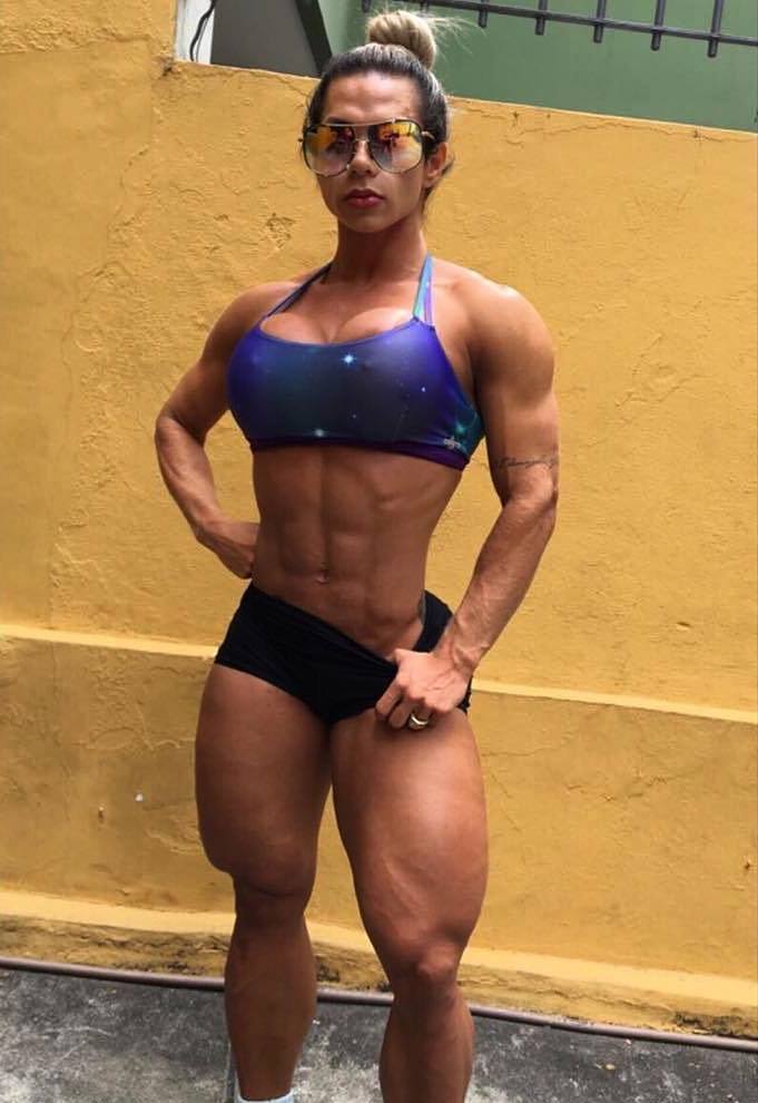 Suelen Bissolati showing off her ripped and muscular figure