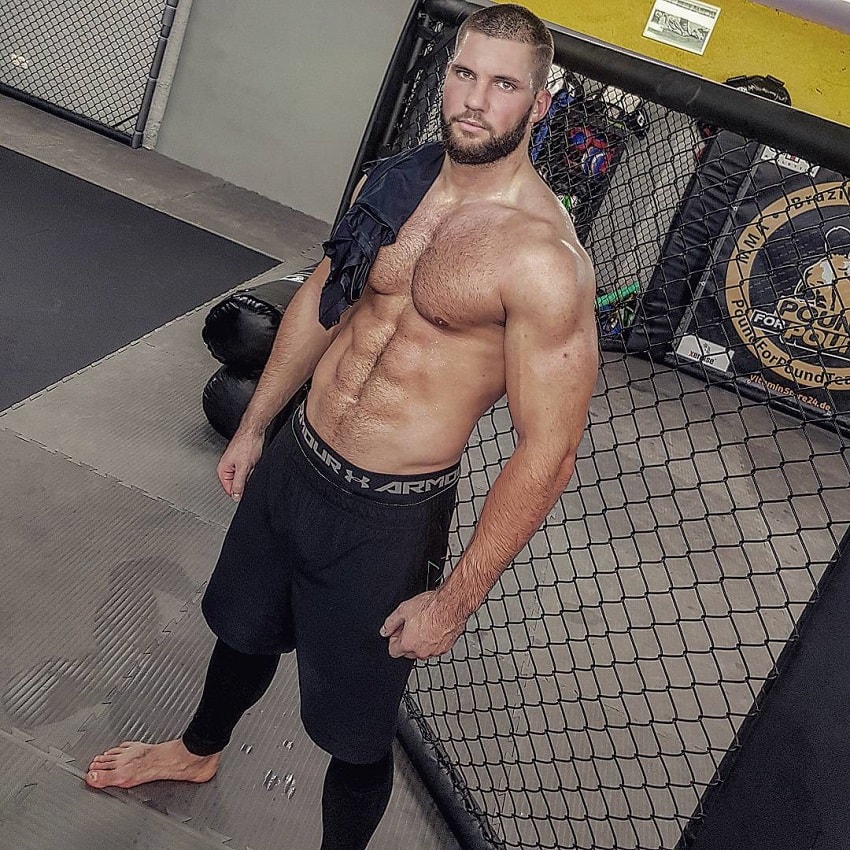 Florian Munteanu posing shirtless for a photo showcasing his aesthetic physique