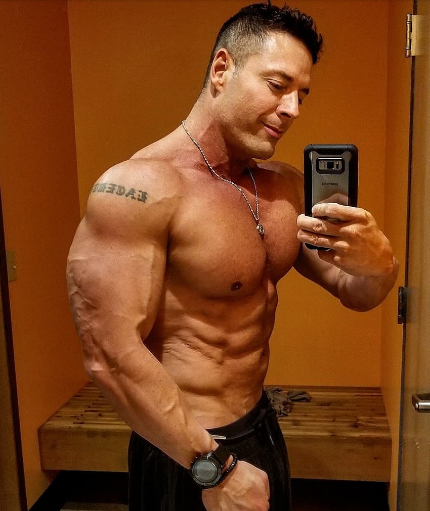 Micah Lacerte taking a selfie of his ripped physique