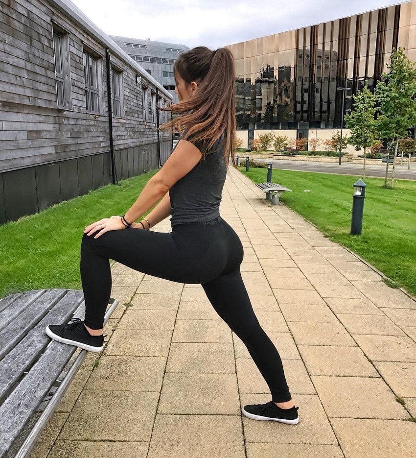 Isabela Fernandez posing on the bench looking curvy and fit