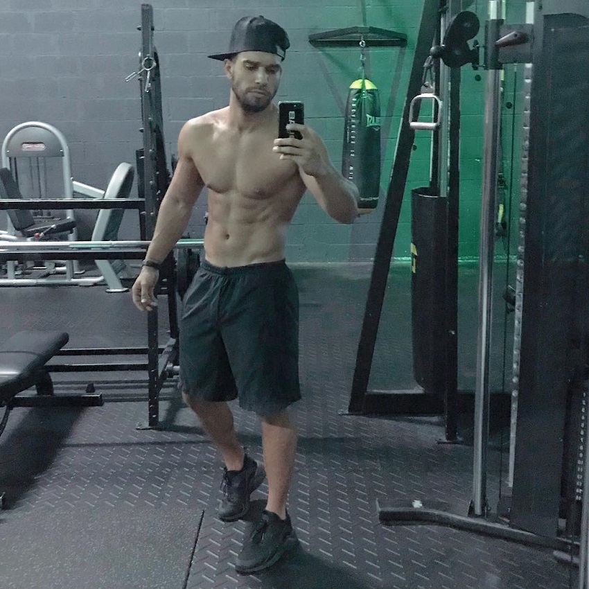 Darian Alvarez taking a selfie of his lean physique